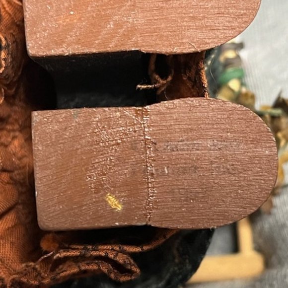 VTG 1997 Wooden Girl Doll Drying Herbs & Flowers Lizzie High 6"x4" Retired - Picture 10 of 11